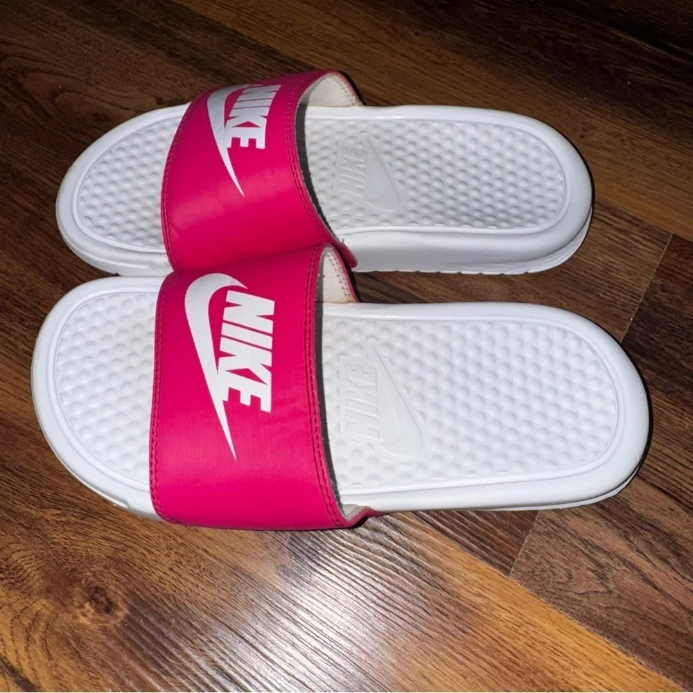 White And Pink Unisex Kids Nike Slides Size 3Y Slip On UK Size 2.5 EUR Size 35